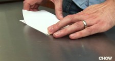 簡単!「1枚の紙」でビール瓶のフタを開ける方法